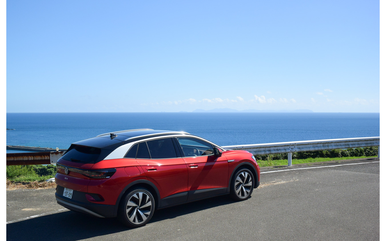 ID.4のリアビュー。赤色は高輝度のマイカ塗装で、海とのコントラストが映えた。
