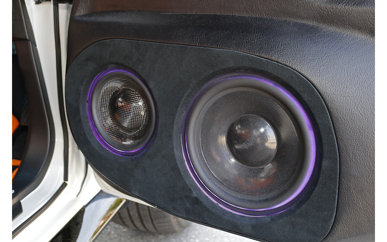 ドアにはモレルのミッドバス（6インチ／8インチ）をデュアルでインストールし中低域の厚みと速さを両立させた。