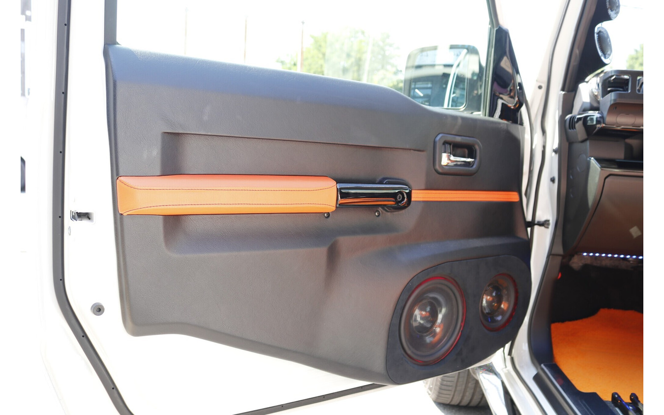 ドアは各部が加工されているが純正ラインを巧みに生かしたデザインでインテリアへのマッチングも良好だ。