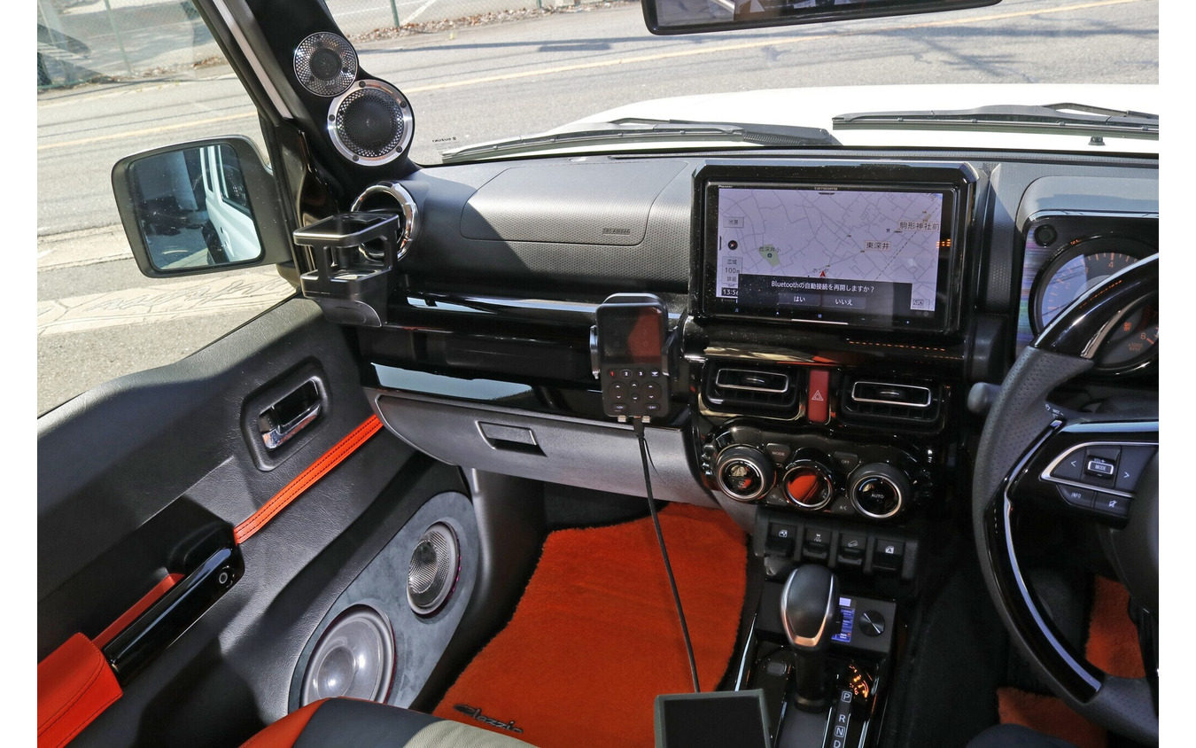 Aピラーのインストールやドアのアウターバッフルをはじめ、コクピットにも印象的なカスタム処理が随所に加えられた。