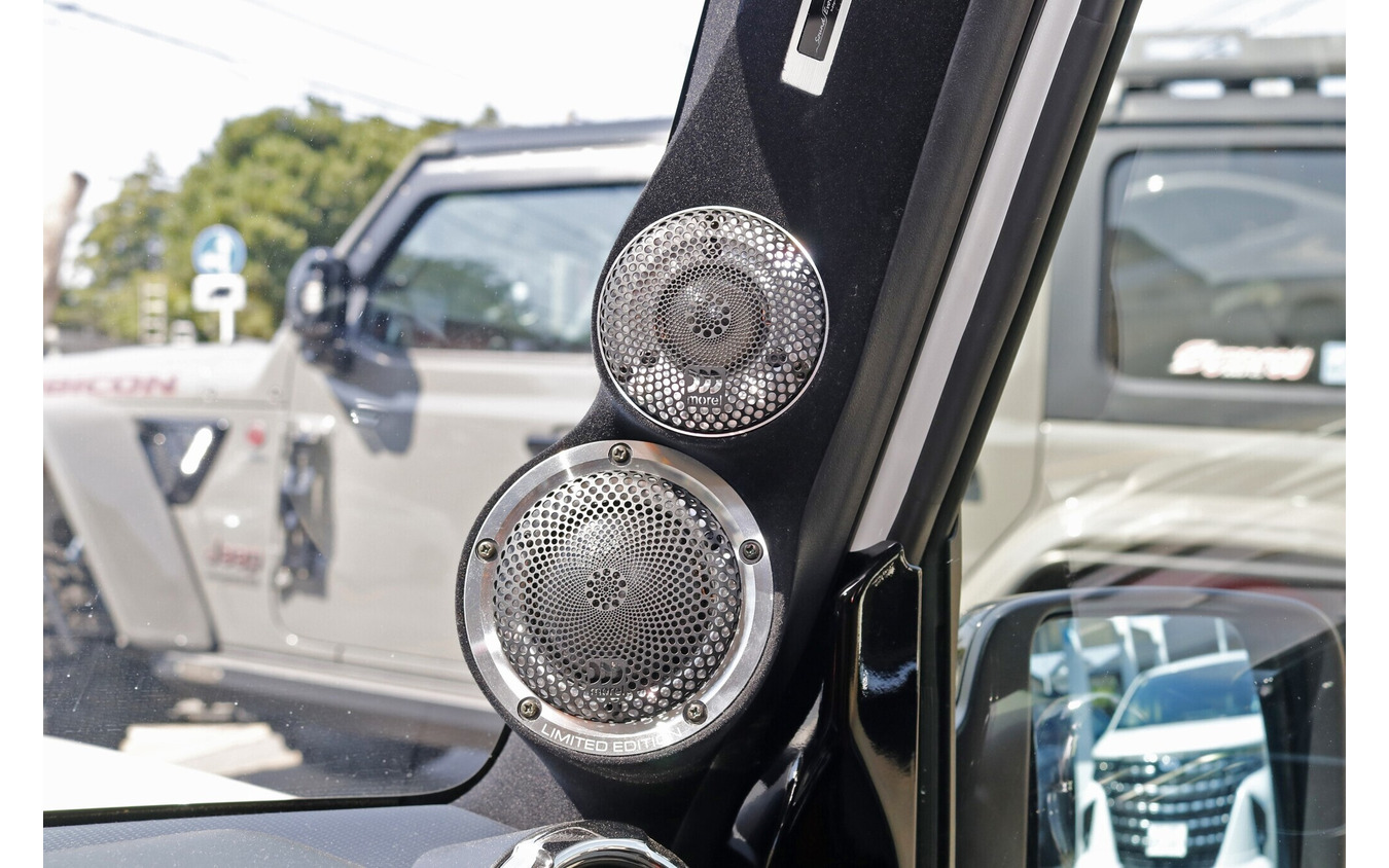 定位を明確に引き出すための角度付けを徹底する。ユニットが持つ中高域サウンドの透明感も存分に再現している。