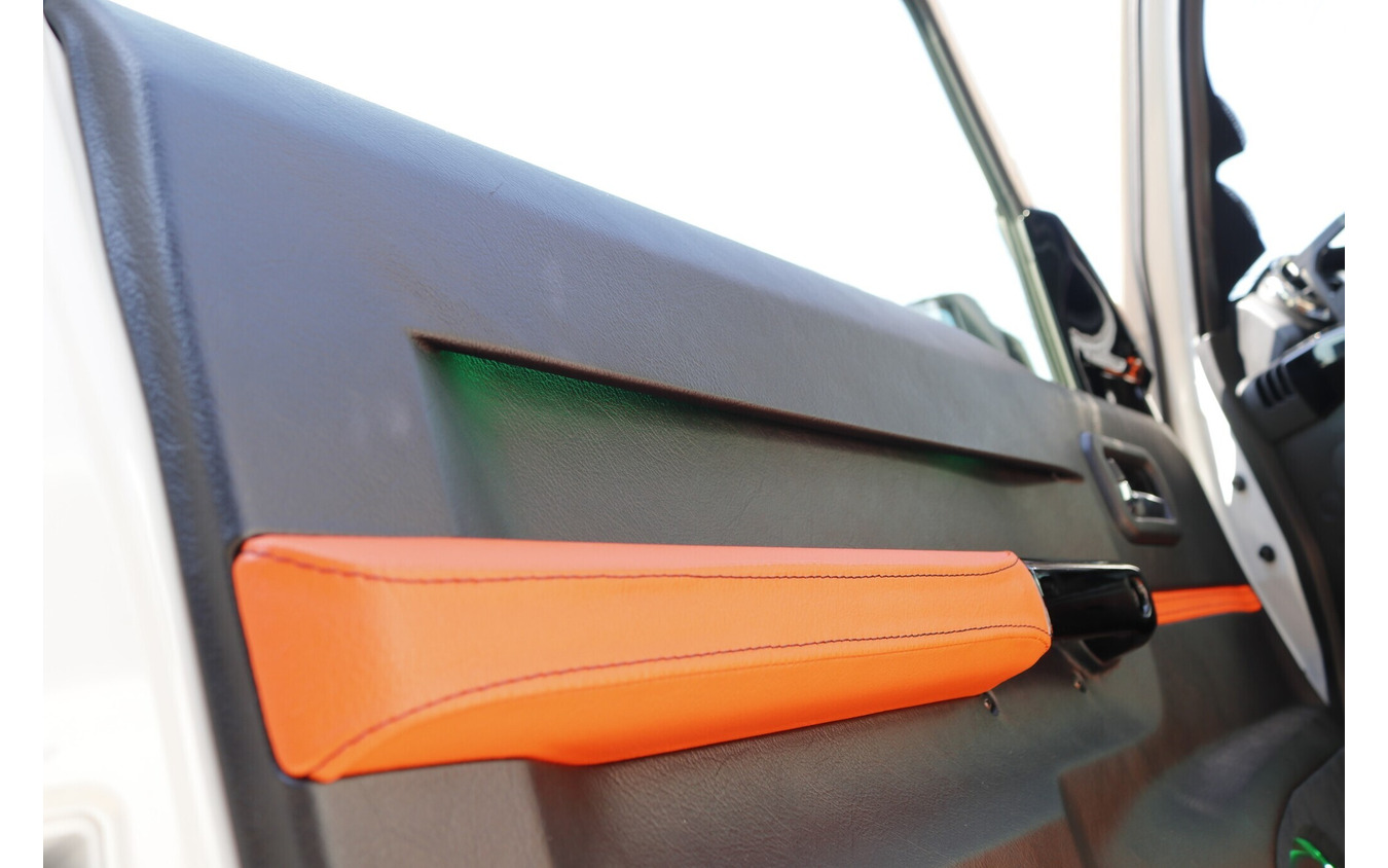 ドアの上部を見ると段差部分が加工されイルミが埋め込まれているのがわかる。ドアを照らし出す間接照明が上質だ。