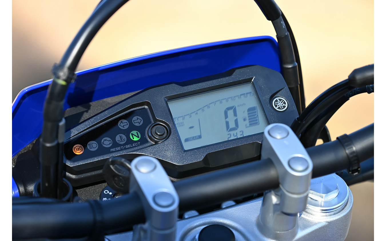 ヤマハ WR125Rの多機能メーター。