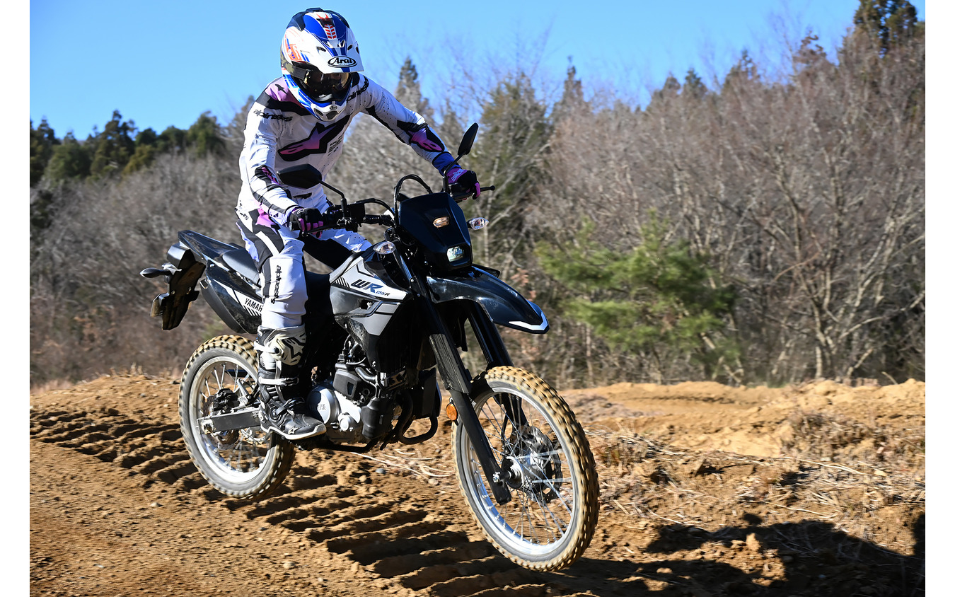 ヤマハ WR125Rに乗る筆者。