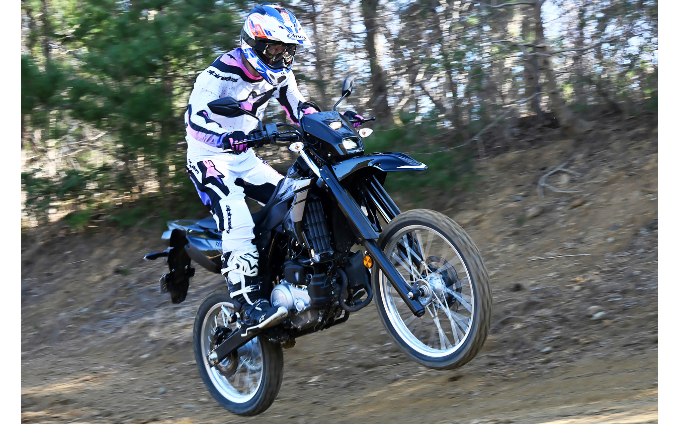 ヤマハ WR125Rでモトクロスコースを走る筆者