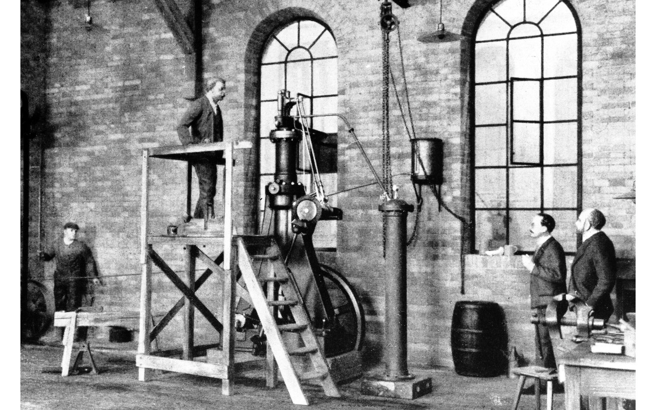 1893年7月、アウグスブルク機械製造所の試験工場における最初のディーゼルエンジン