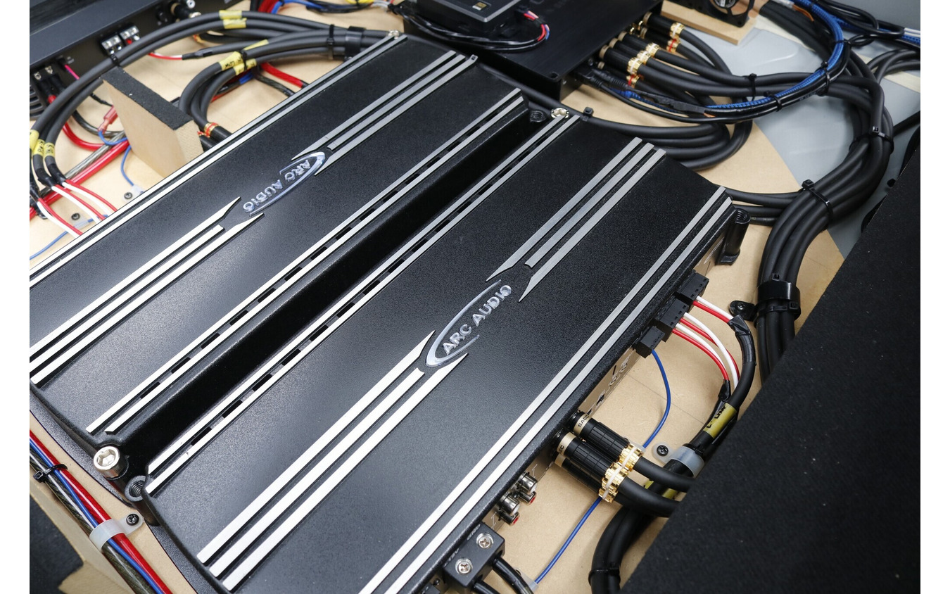 スピーカーのポテンシャルを存分に引き出すためにダンピングファクターの高いモデルとして選んだのがARC1000.4だった。