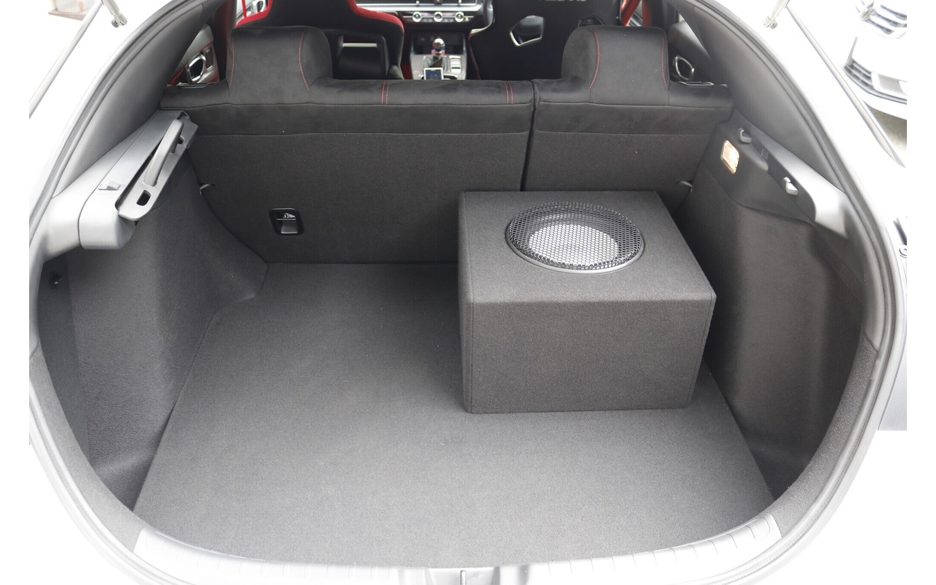 フロアボードを被せるとフラットなフロアになる。上部には右サイドにウーファーボックスが設置されるシンプルな作り。