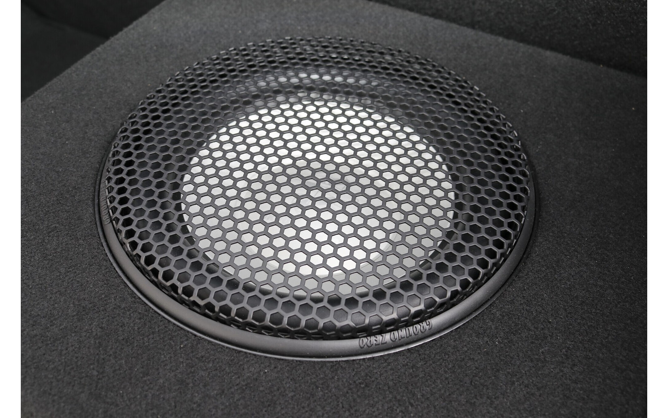 ウーファーユニットには重低音重視の選択からグラウンドゼロのGZPW10SQを用いる。望み通りの迫力の低音再生を可能にした。