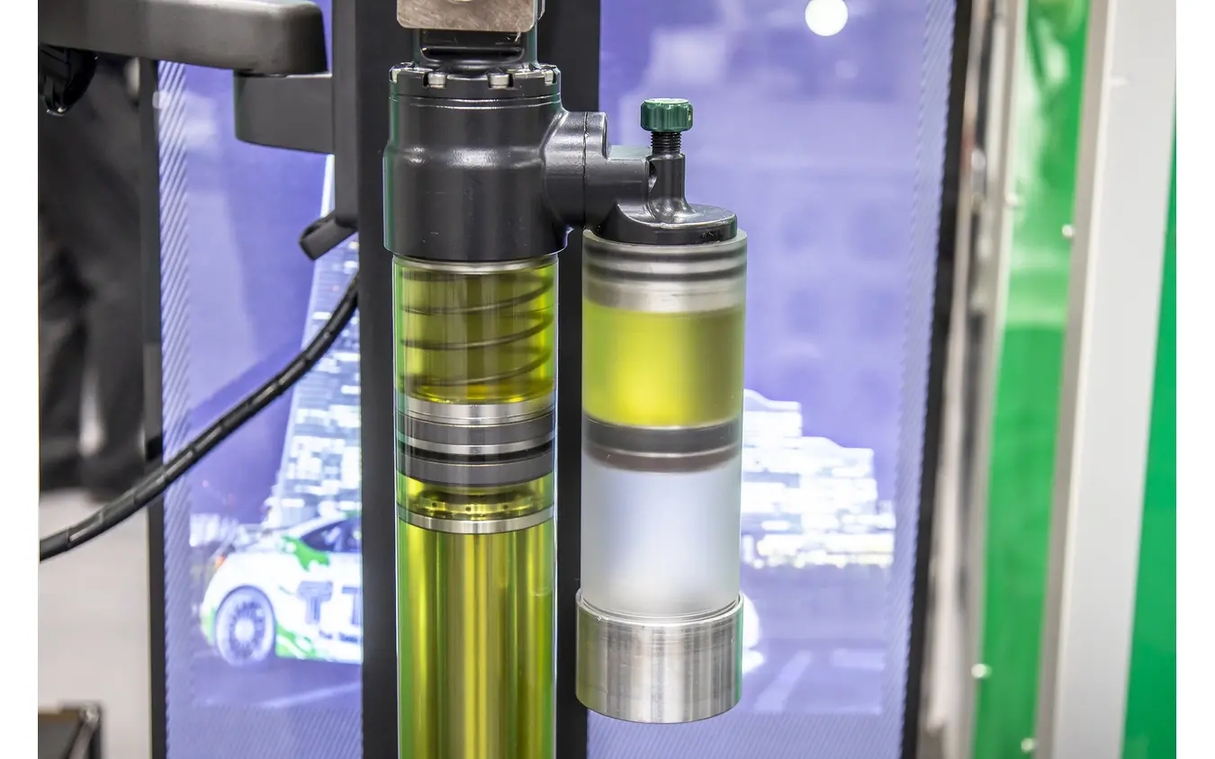 TEINブース…東京オートサロン2026