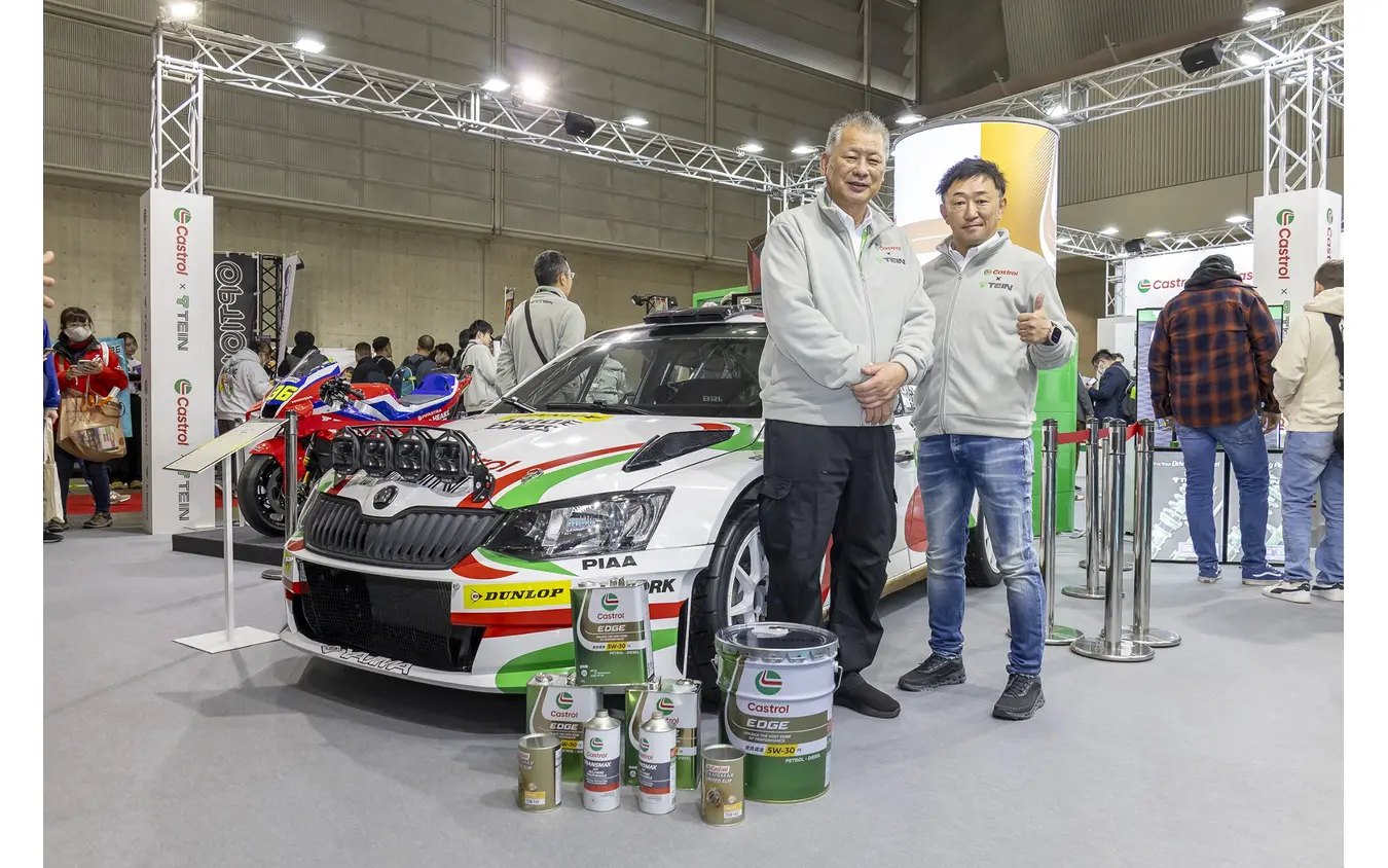 藤本吉郎専務（左）はサファリラリーを制した唯一の日本人。鎌田卓麻選手（右）の全日本ラリーに参戦するシュコダ・ファビアR5もテインとしてサポートしており、藤本専務が現地を訪れてアドバイスを送ることもある。