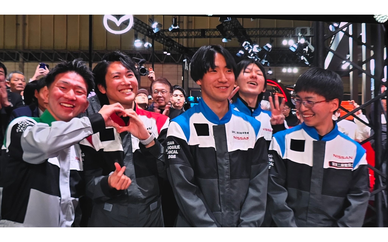 マーチのレストアを通して固い絆で結ばれた日産自動車大学校の各校の代表生徒達。近藤監督も喜びを露わにした。