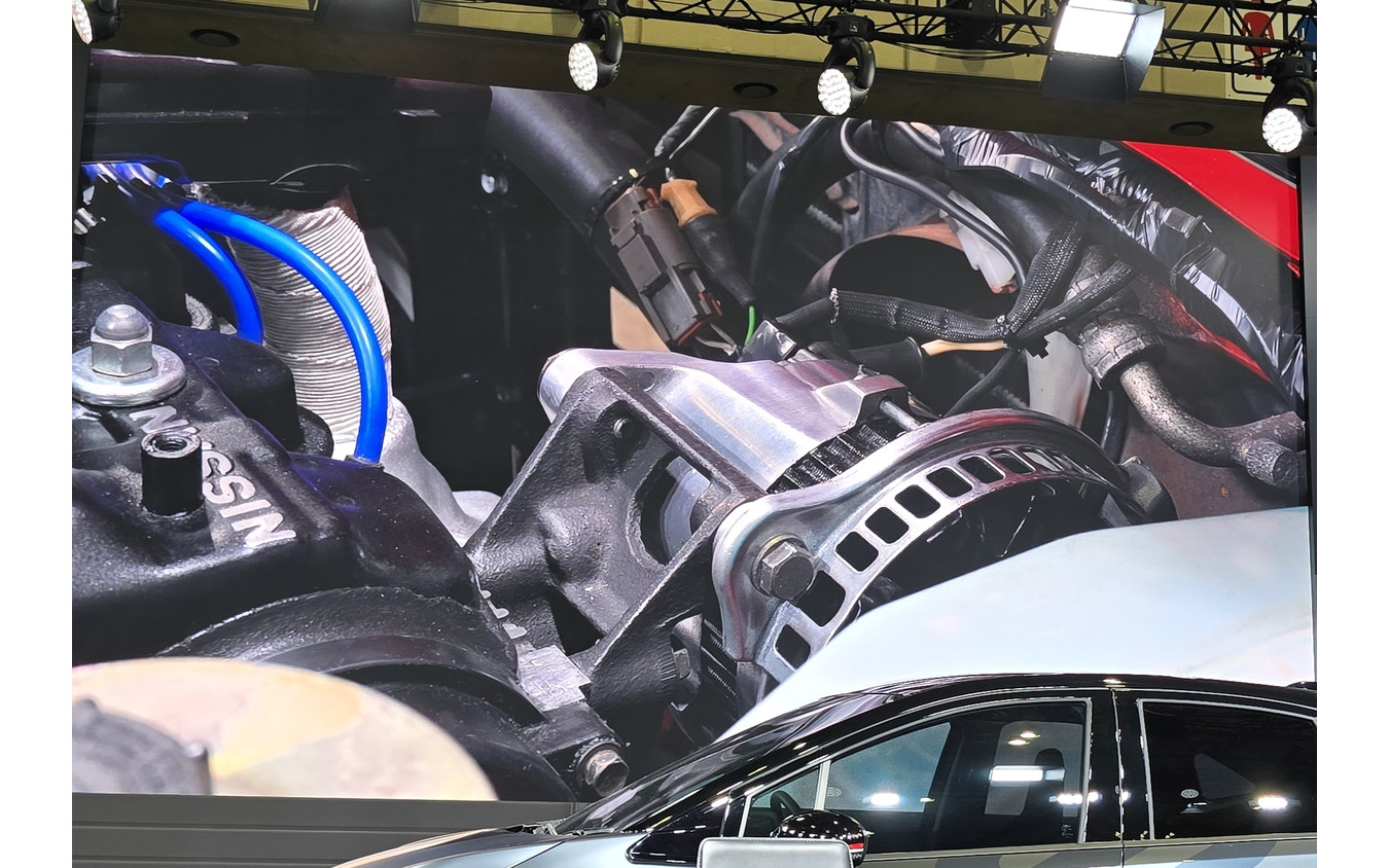 当時のカタログに合わせて渋いシルバー仕上げとなったオルタネータ。学生達はマーチだけでなく、当時の近藤真彦氏について検索して詳しく調べたようで、近藤監督は「そこは調べなくていいから」と焦っていた。