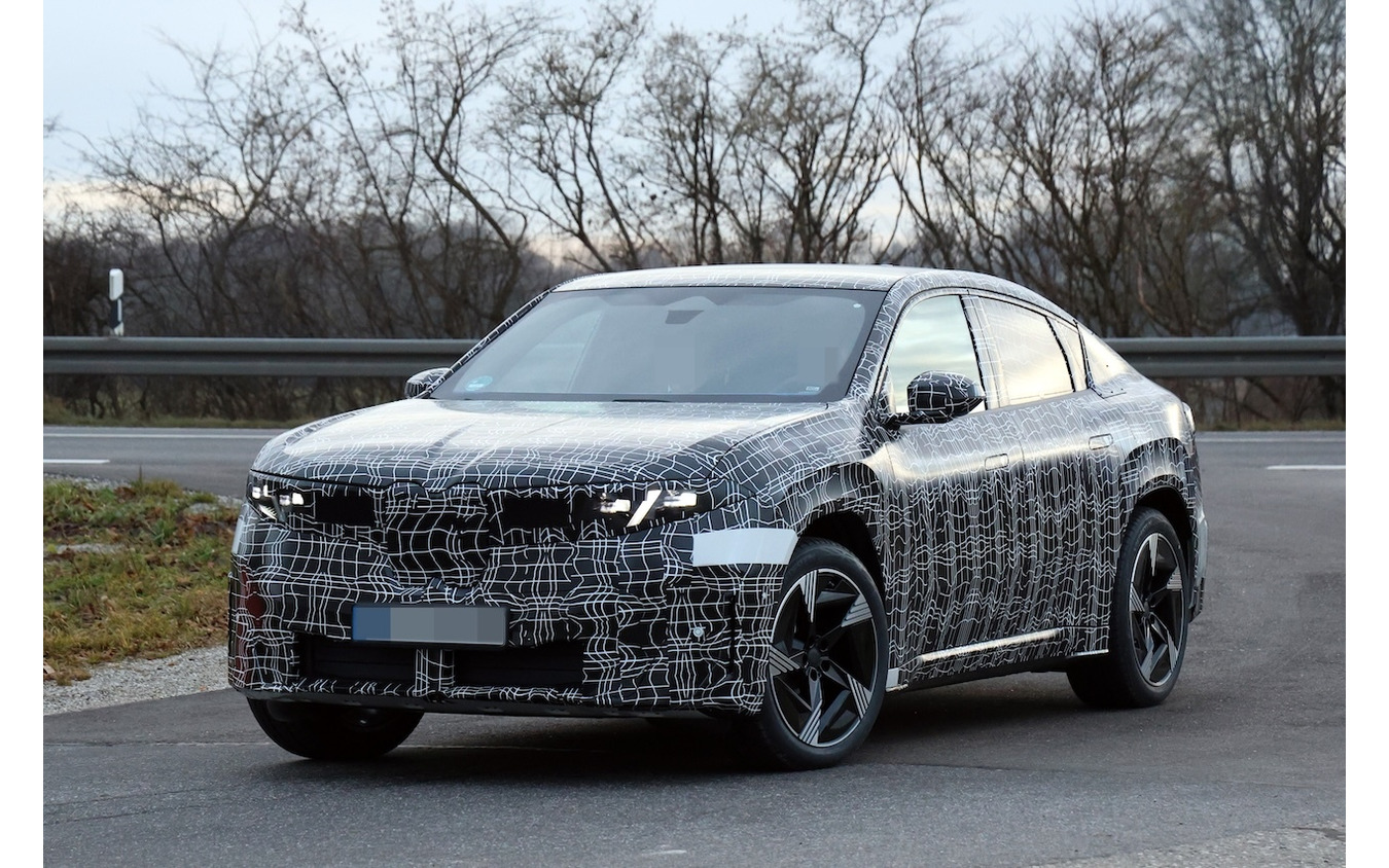 BMW iX4 市販型のプロトタイプ