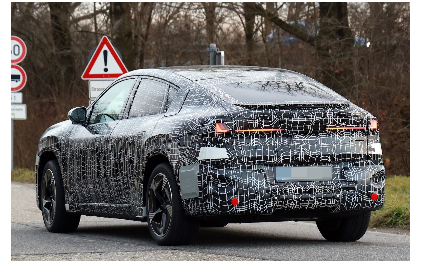 BMW iX4 市販型のプロトタイプ