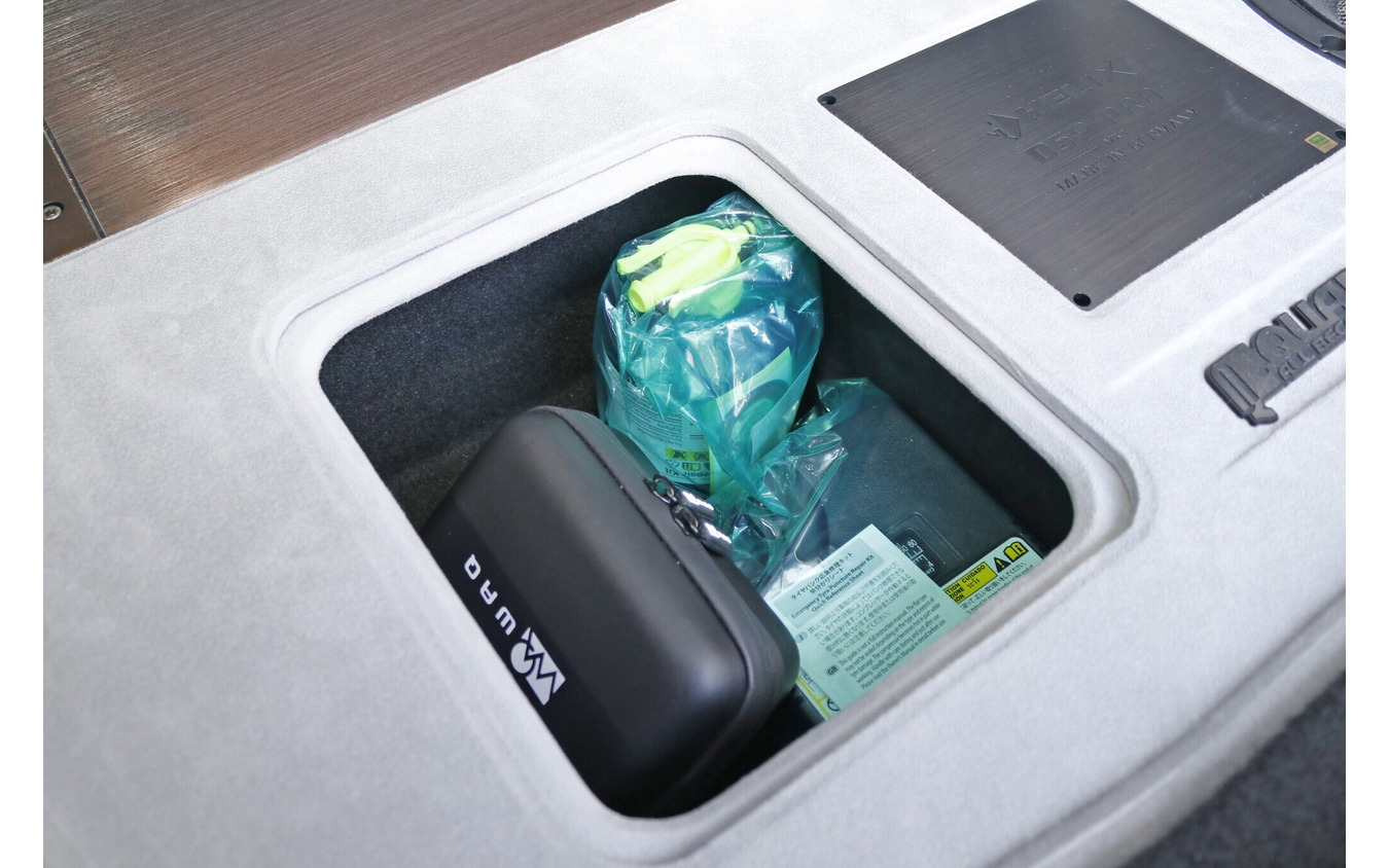 ラゲッジの一部には収納スペースを備えるのも印象的。パンク修理キット用のスペースは絶対に欲しかったという。