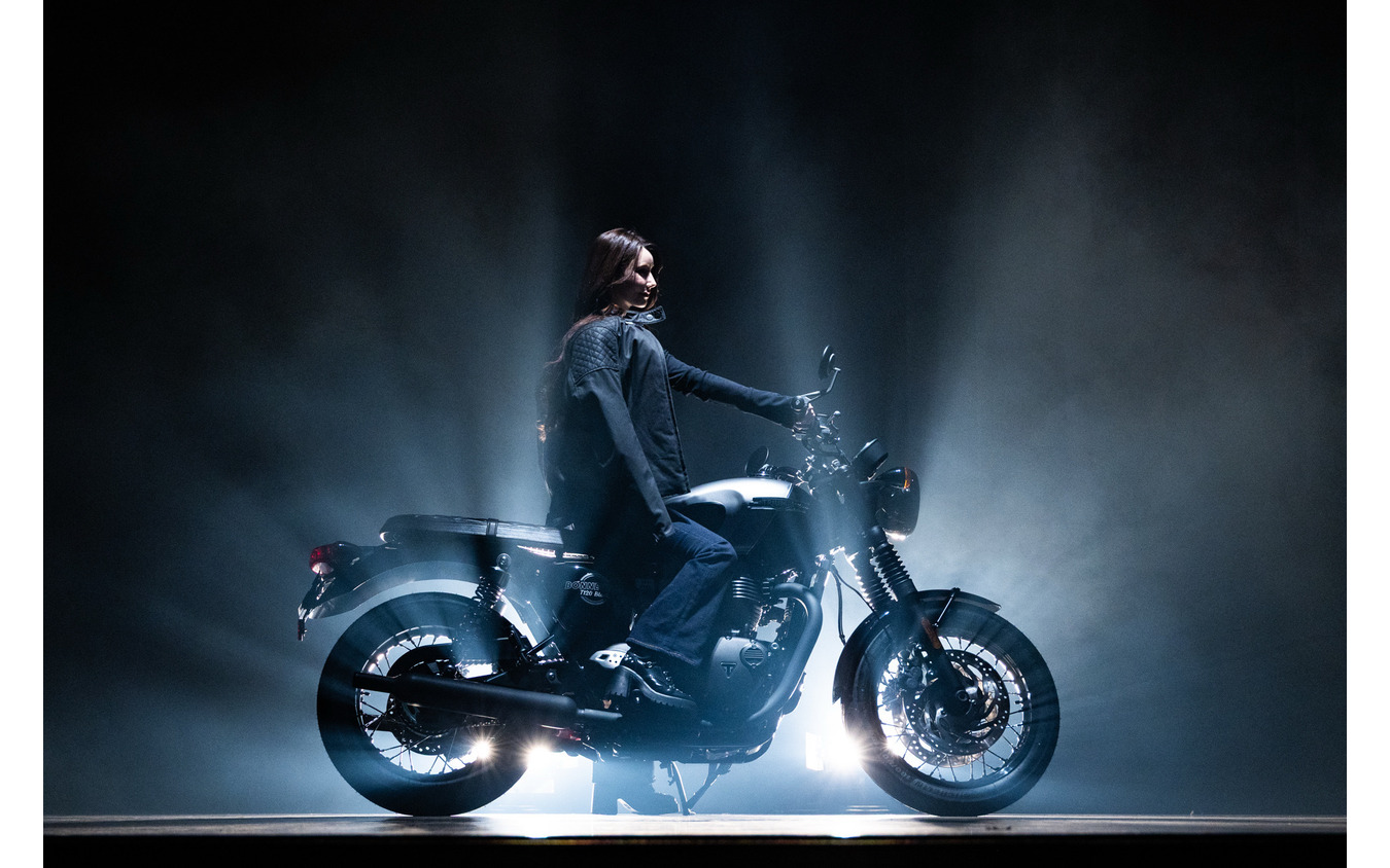 トライアンフのブランドアンバサダーに就任したタレント・実業家のダレノガレ明美さん