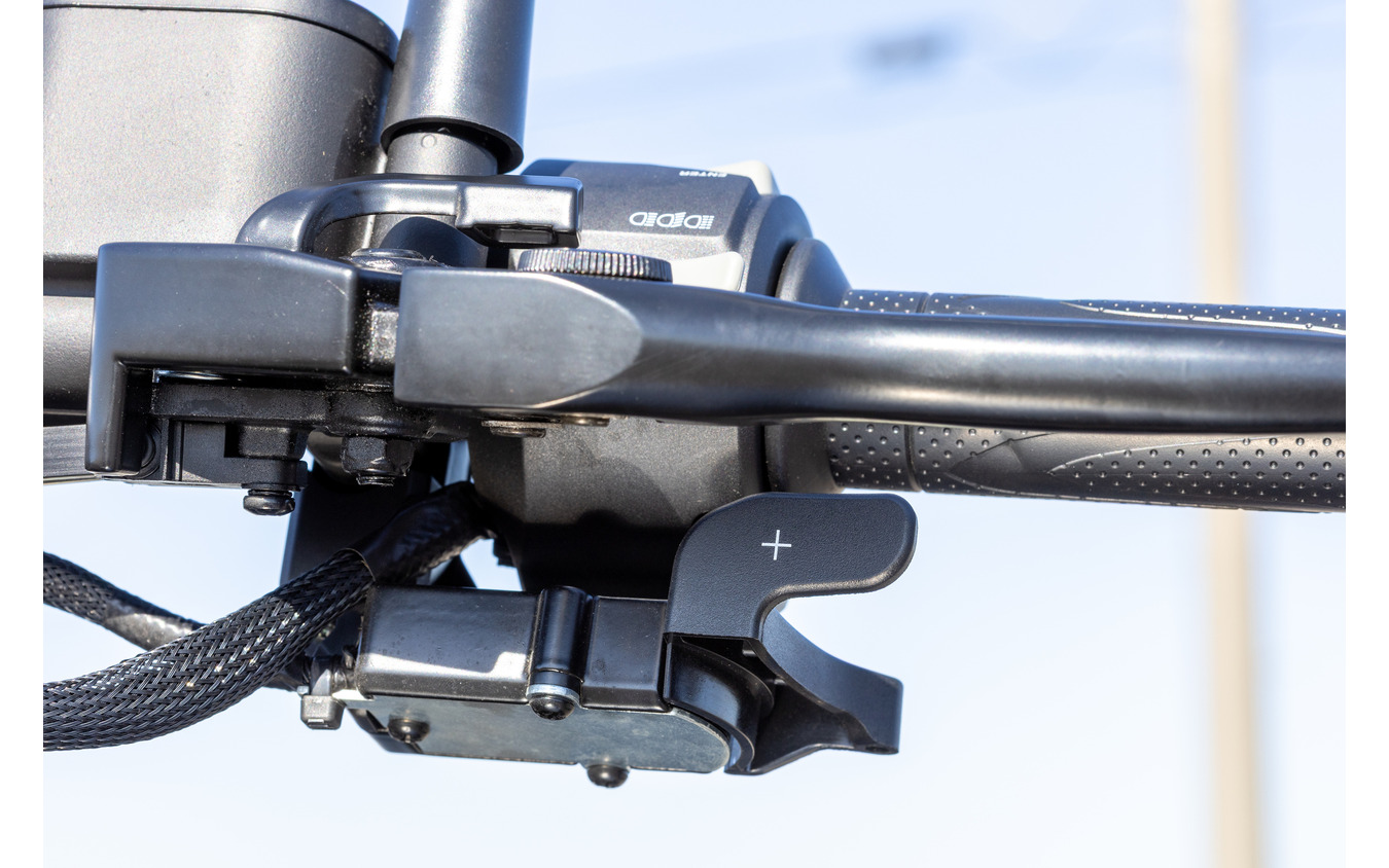 ハンドル左のシフト操作ボタン