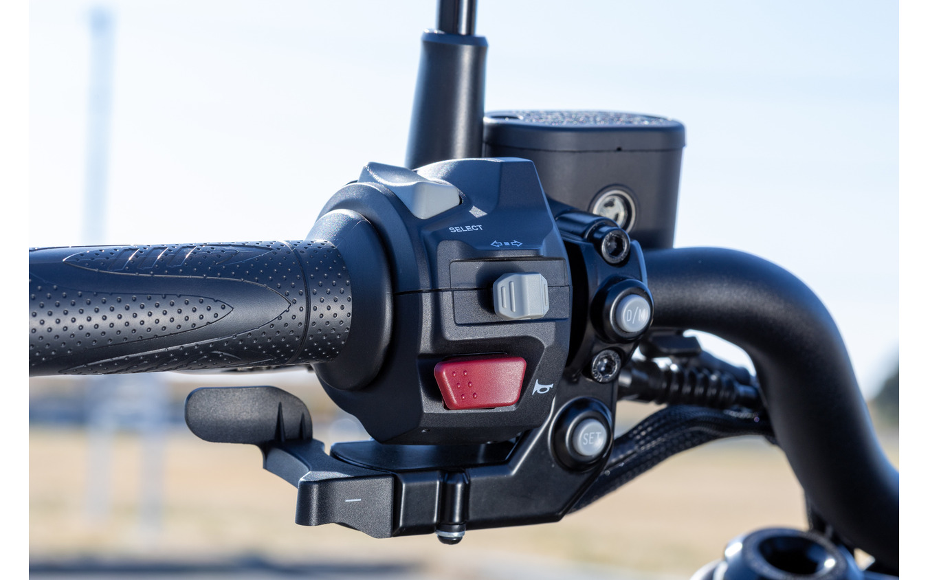 ハンドル左のシフト操作ボタン