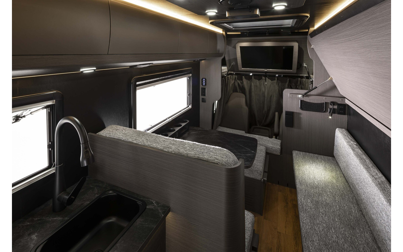 ダイレクトカーズの新型キャンピングカー『KATANA』