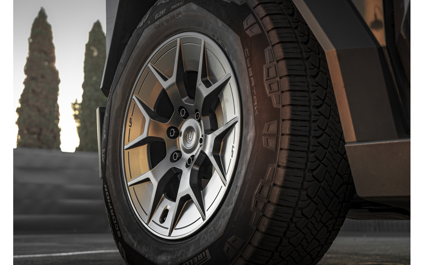 テスラ『サイバートラック』専用に設計した鍛造20インチホイール「UP-RW サイバー・ロード・ウォリアー」