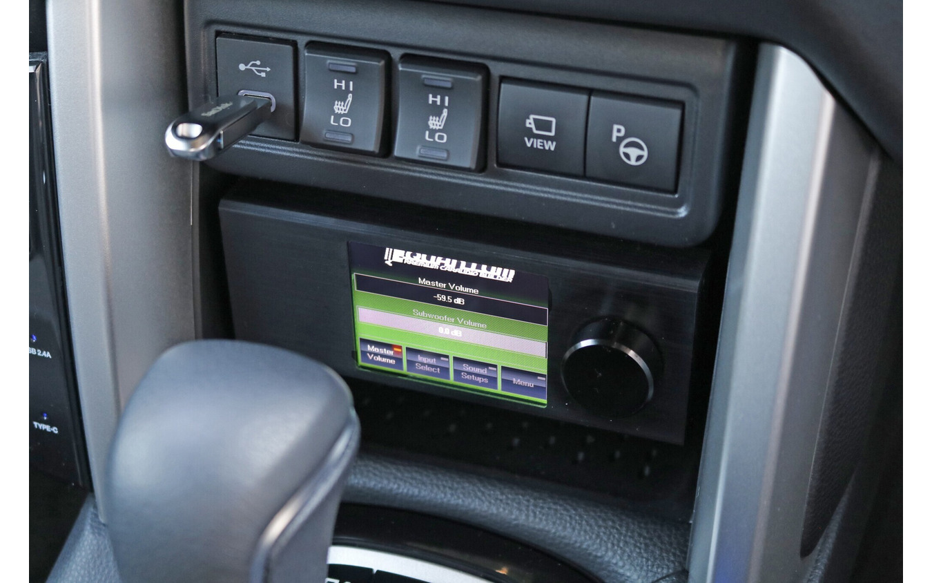 コクピットまわりでのオーナーのお気に入りがダイレクターの取り付け。コンソール部分にぴたりと収めるスタイルが美しい。