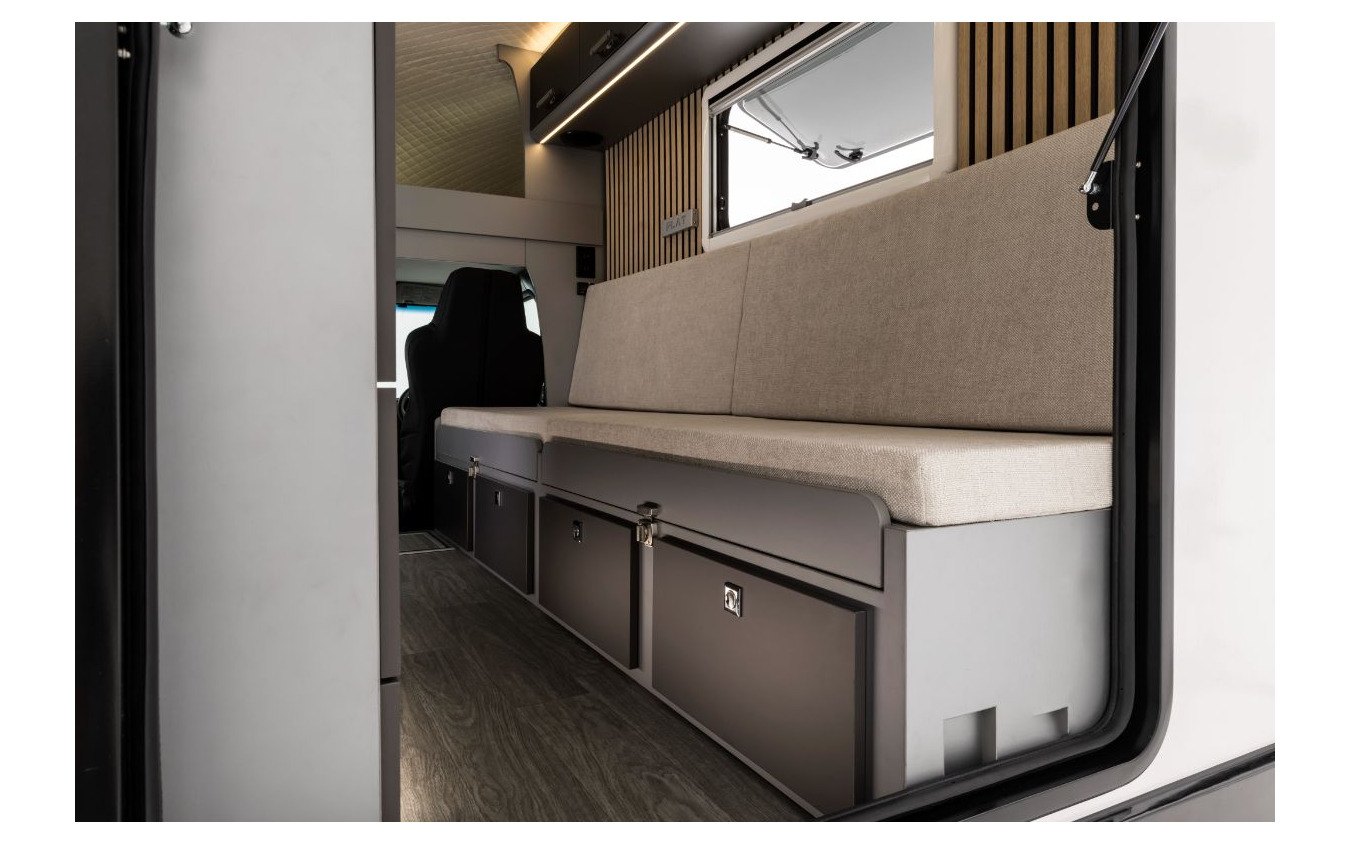 ダイレクトカーズの新型キャンピングカー「PLAT」