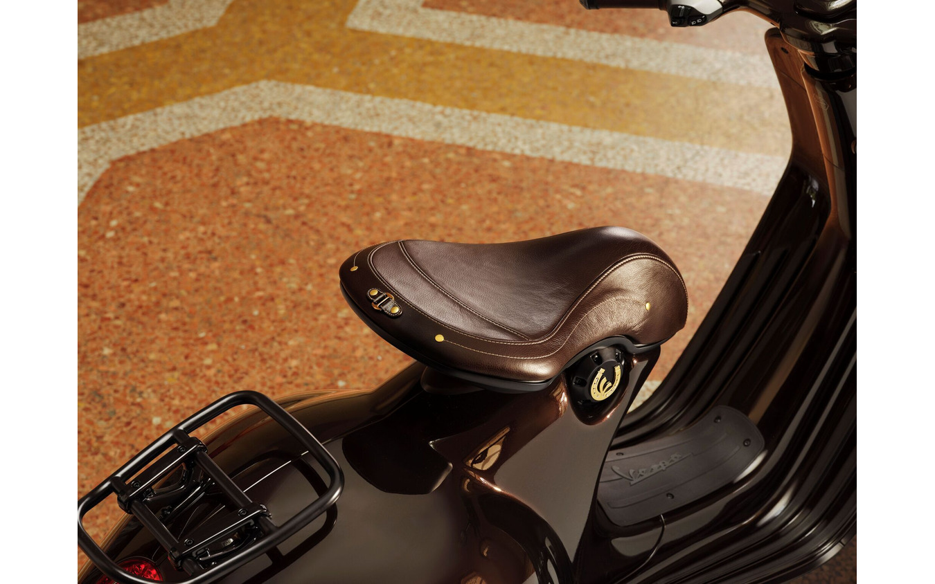 午年を記念した栗毛色の特別限定車『ベスパ 946 Horse』