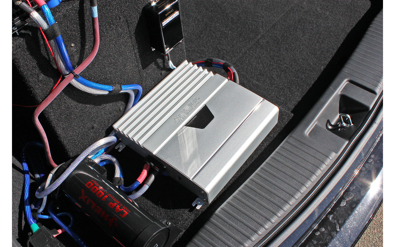 
            「フロント3ウェイ」が採用されたオーディオカーの一例（製作ショップ：ウェイブトゥポート＜鳥取県＞）。          