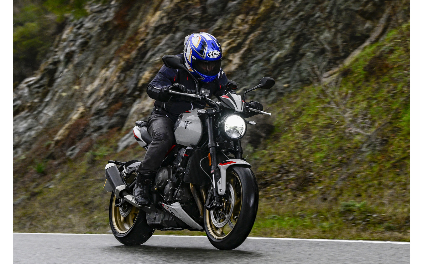 
            トライアンフ トライデント800          