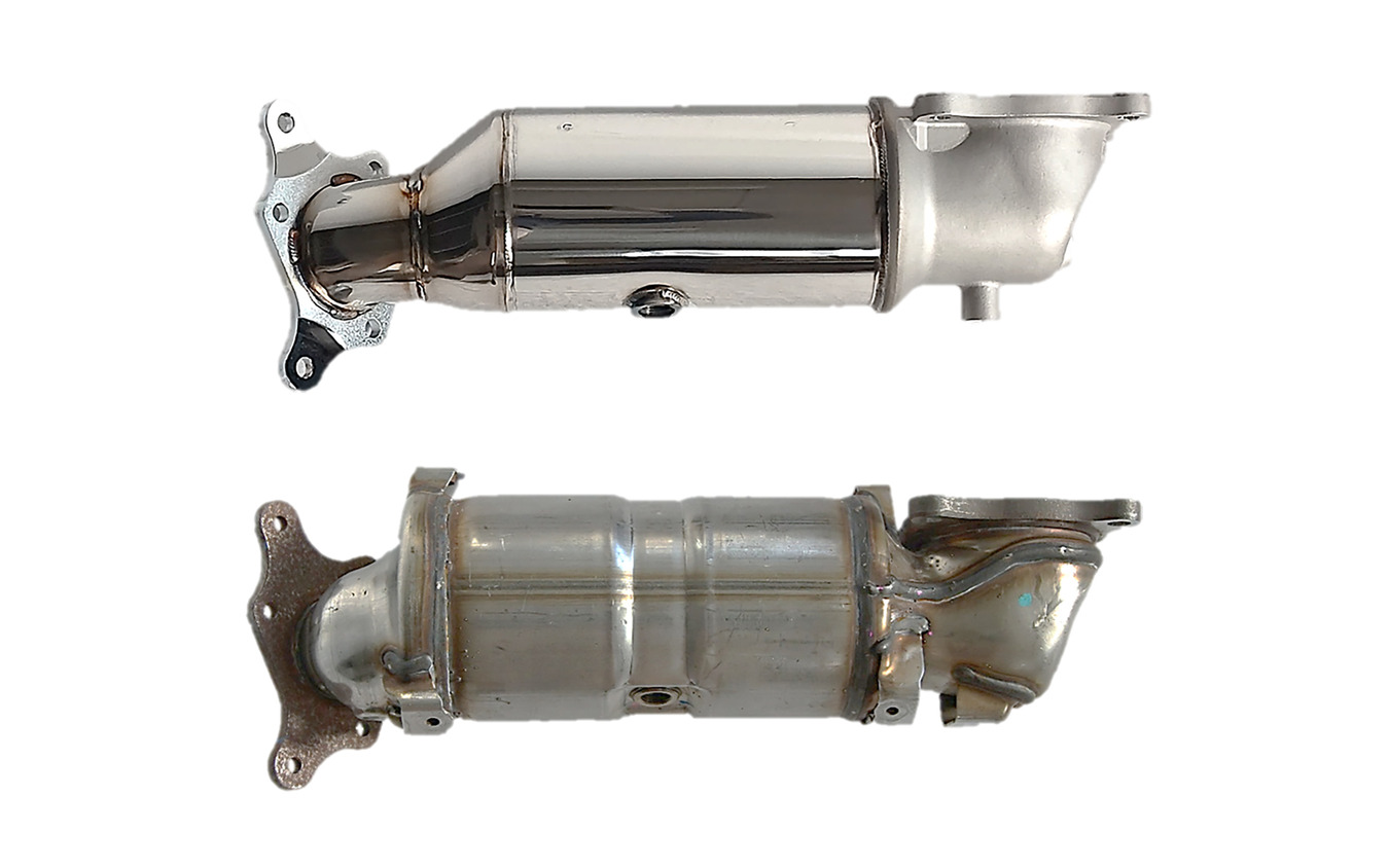 HKSのメタルキャタライザー（上）と純正キャタライザー（下）