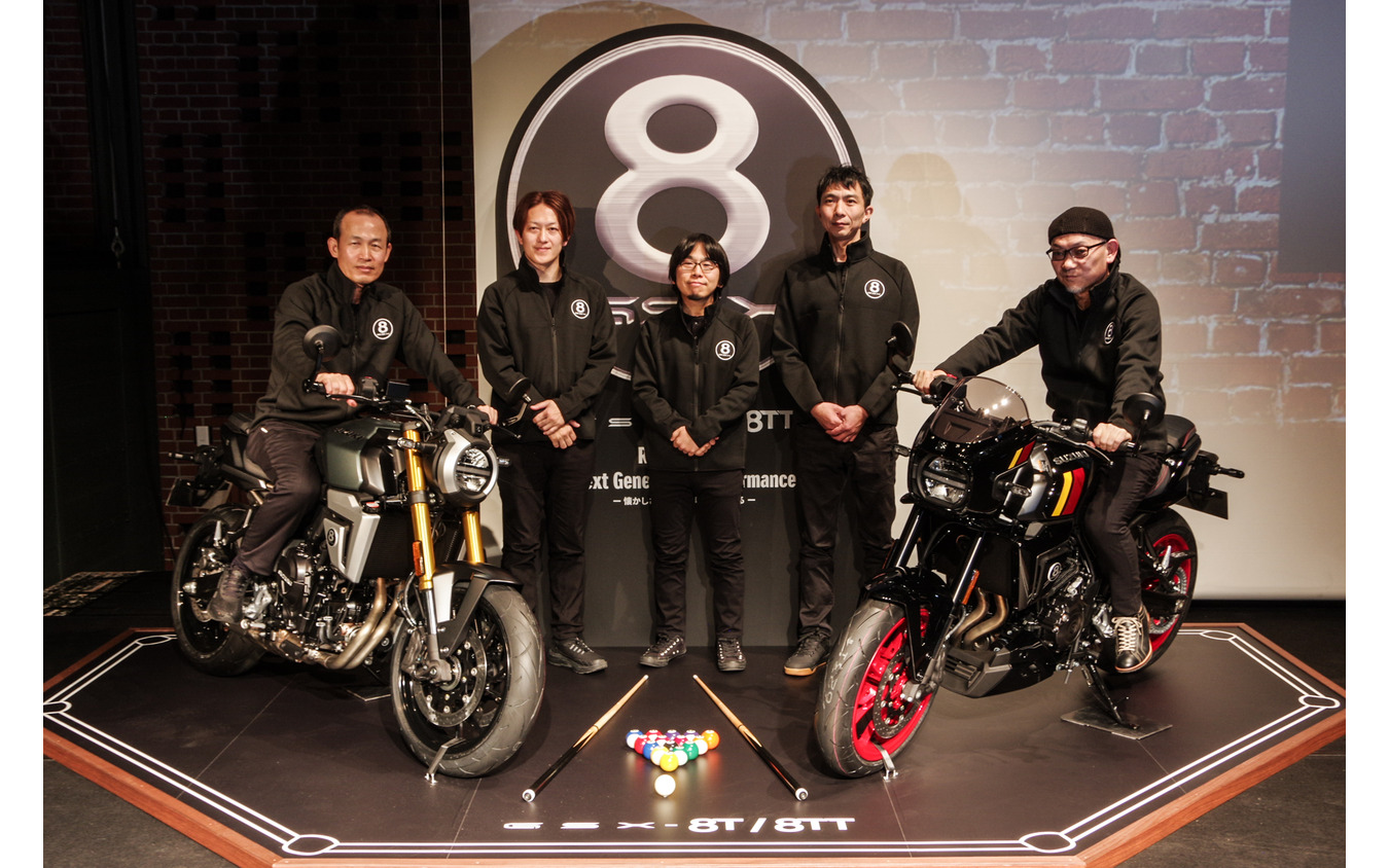 スズキ GSX-8T/8TTの開発陣。左からチーフエンジニアの加藤幸雄さん、テストライダーの佐藤洋輔さん