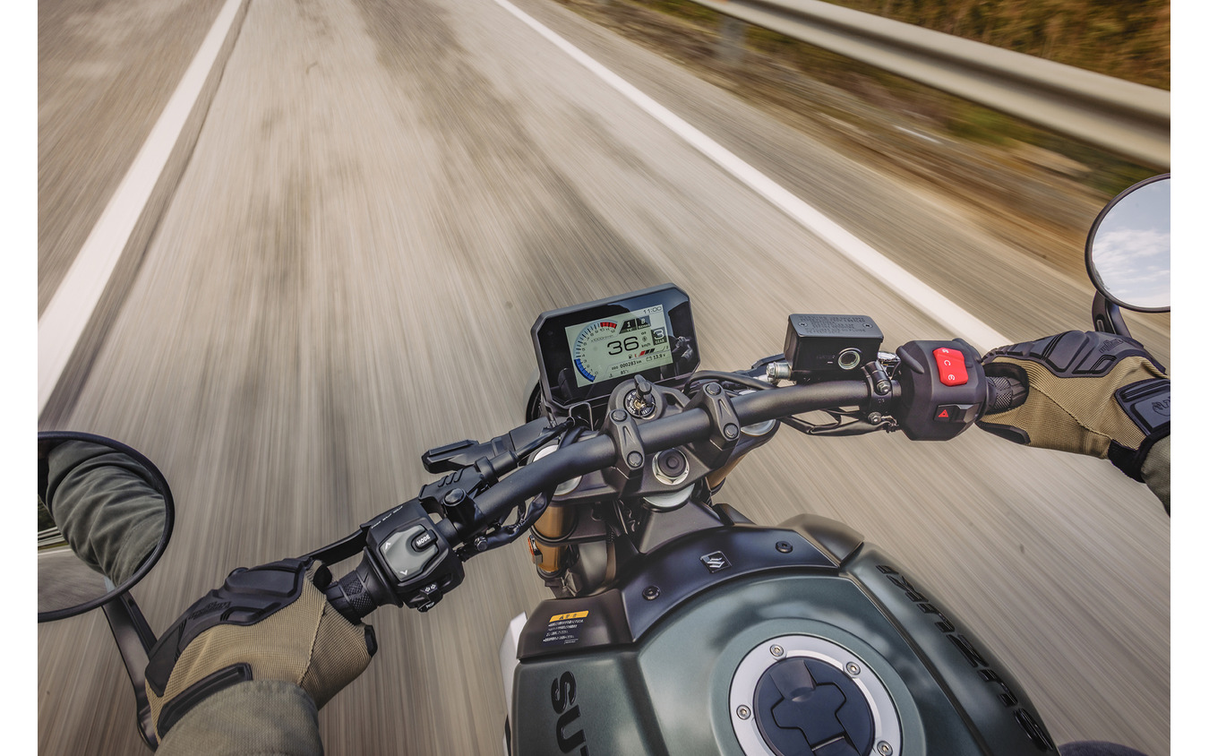 ハンドルエンドミラー（バーエンドミラー）の効果で、前方視界が広がった