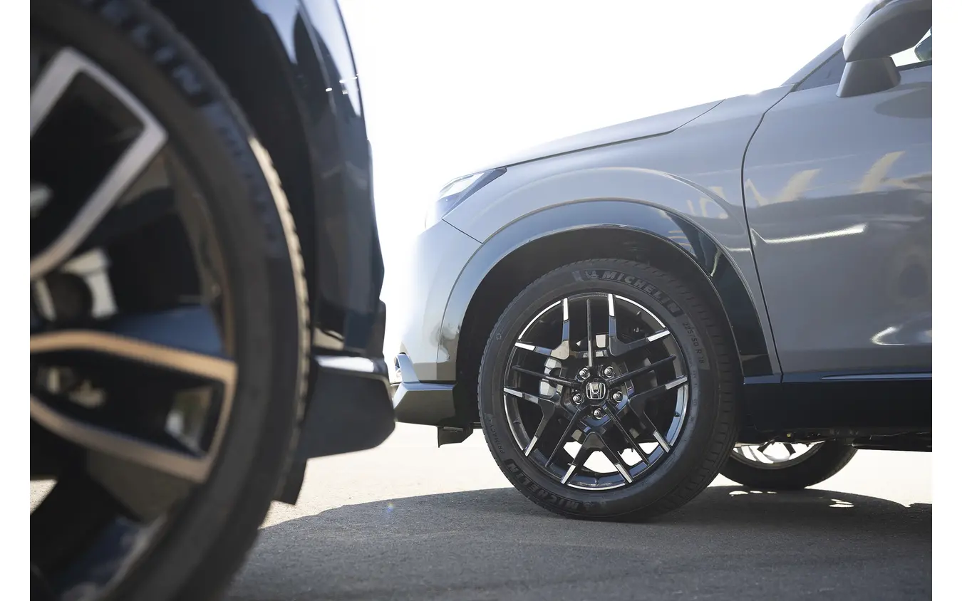 ホンダアクセスホイールMS-050装着車両（右）／純正ホイール装着車両（左）