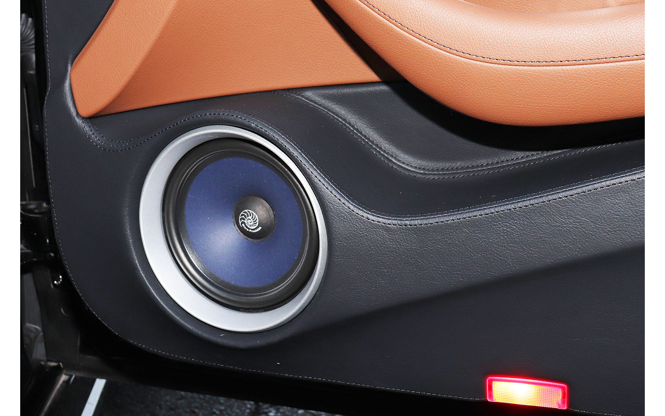 
            「単体DSP」が搭載されたオーディオカーの一例（製作ショップ：パラダ＜福井＞）。          