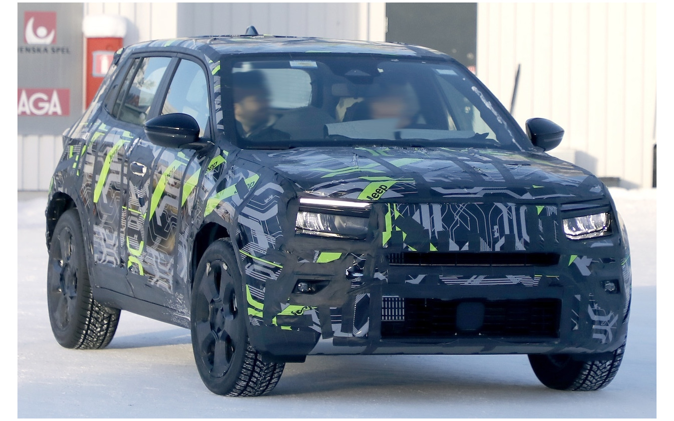 
            ジープ アベンジャー 改良新型のプロトタイプ          