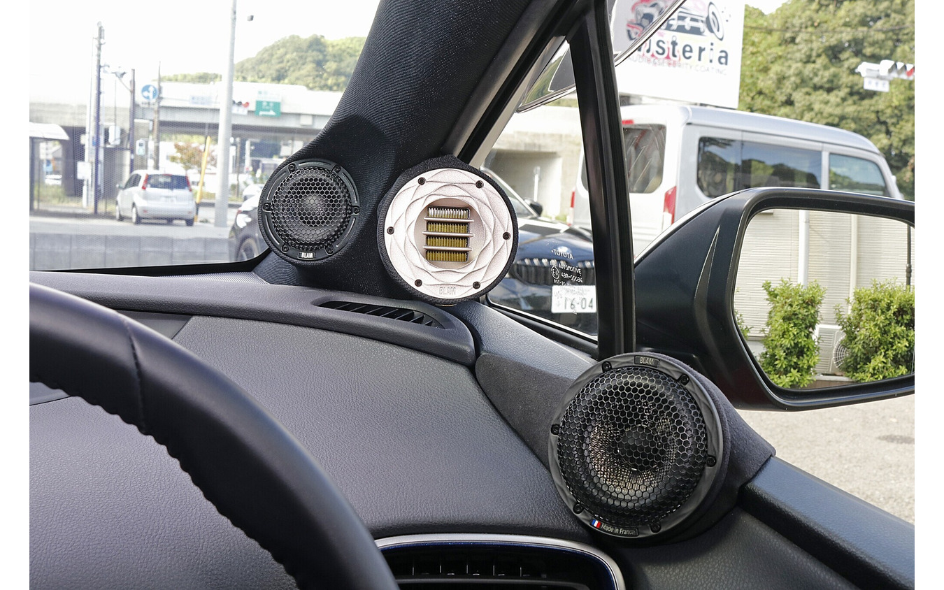 50mmのミッドハイ（MB2）をAピラーにビルトイン取り付けして、中高域のスピーカー群をまとめて取り付けるスタイルとした。