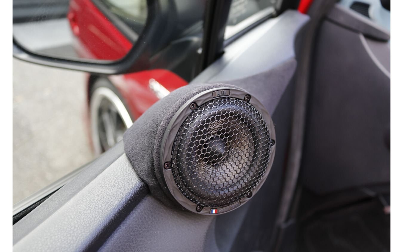 80mmミッドロー（MB3）はドア上部に取り付けられる。ドアを閉めた時の4ウェイユニットの位置関係も計算された作り込みだ。