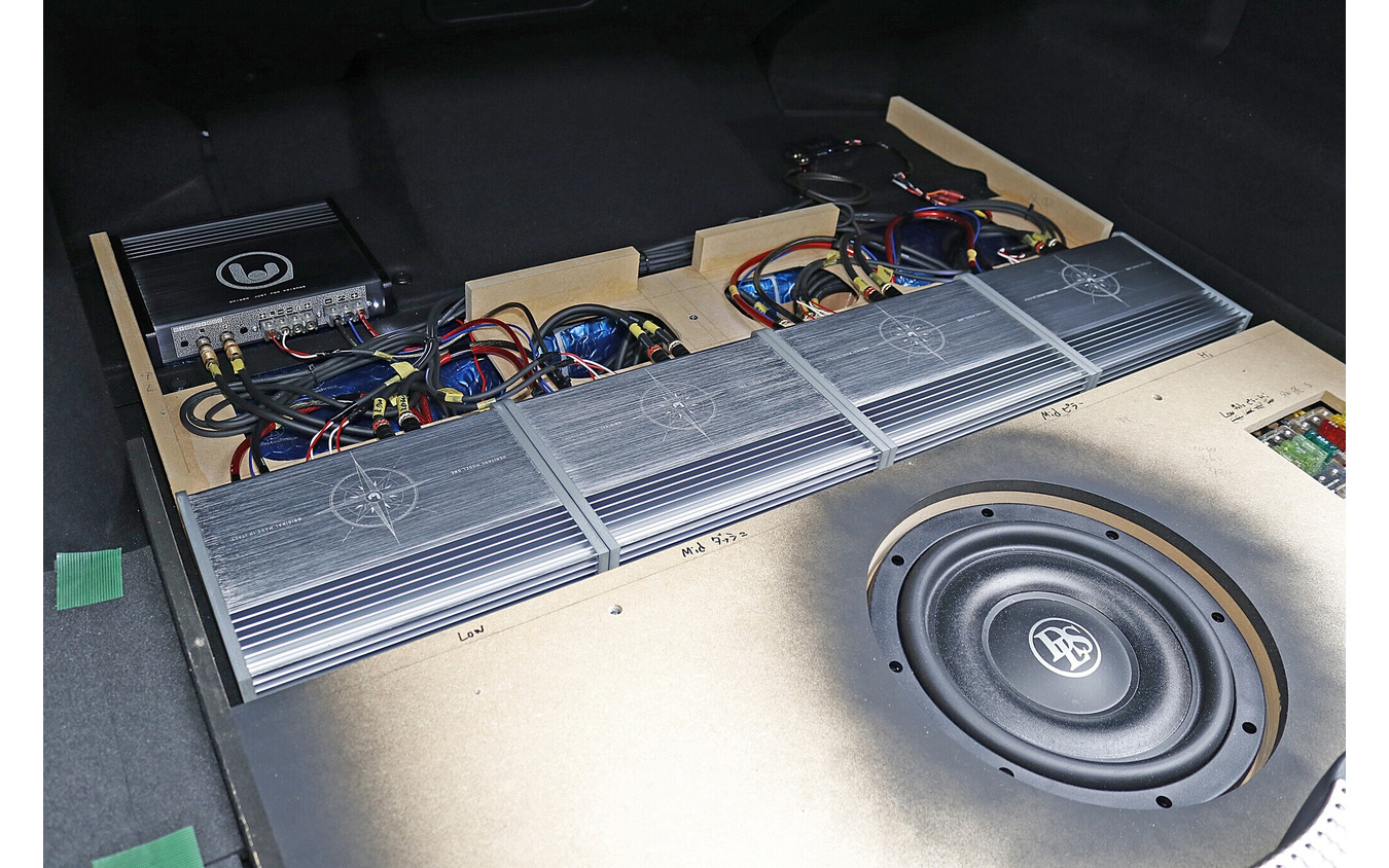 パワーアンプやサブウーファーを巧みにレイアウトしてスペース効率の良い取り付けを実現している。機能美さえ感じさせる作りだ。