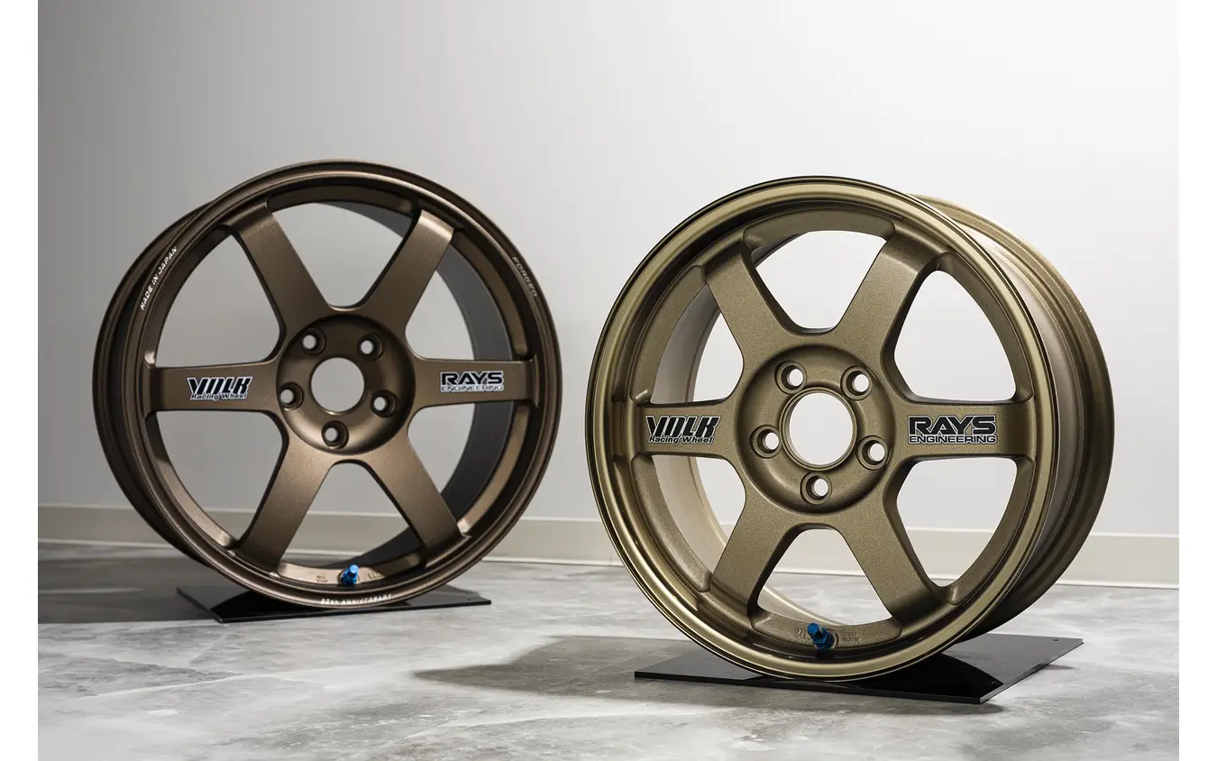 30周年記念モデル（左）／初代のOGモデル（右）ブロンズの色味も時代に合わせて変化していった