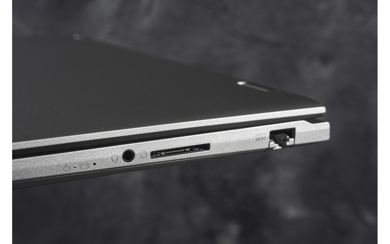 MSI『Prestige 16 AI+ Mercedes-AMG Motorsport』