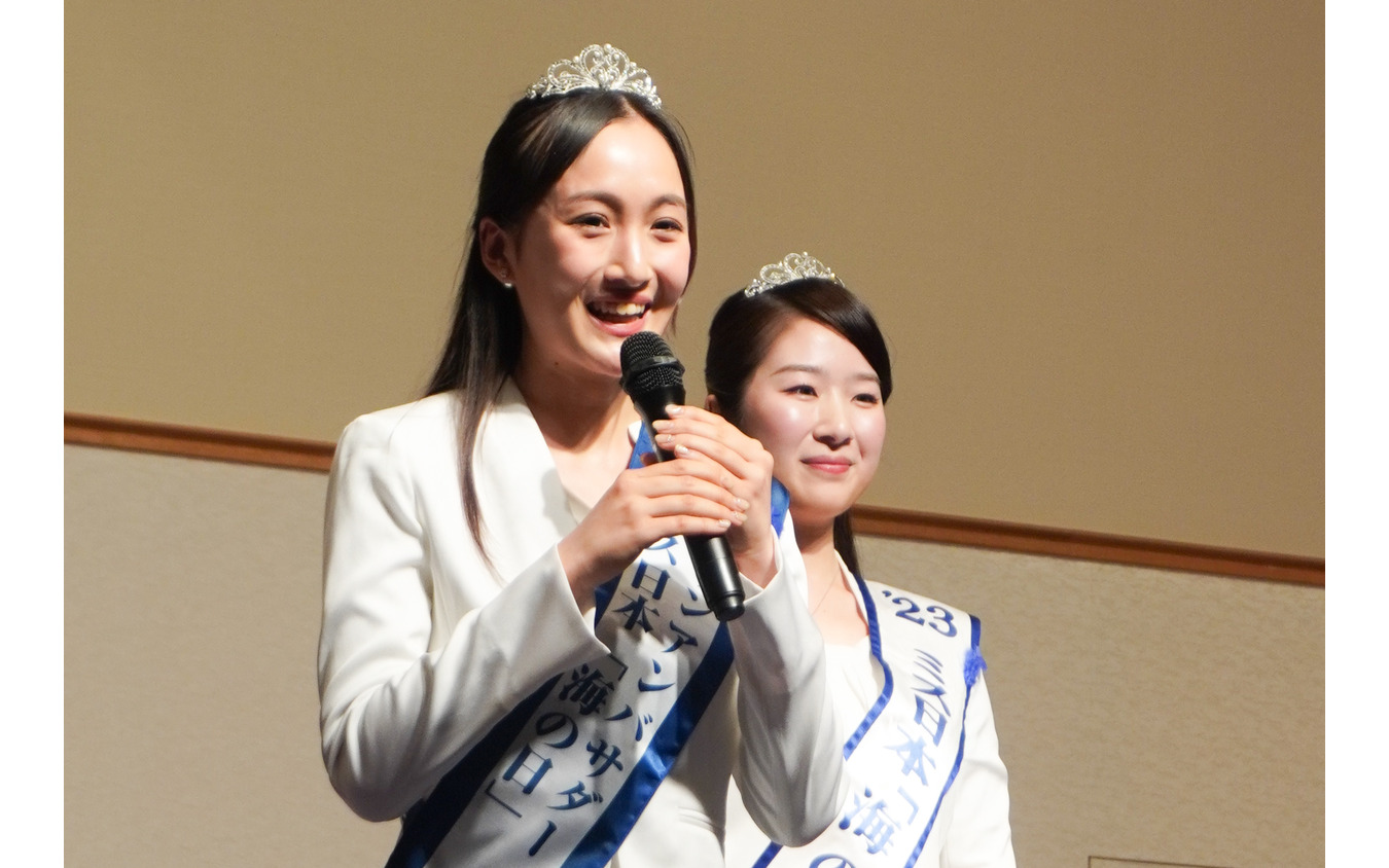 マリンアンバサダーに就任した野口絵子さん（左）