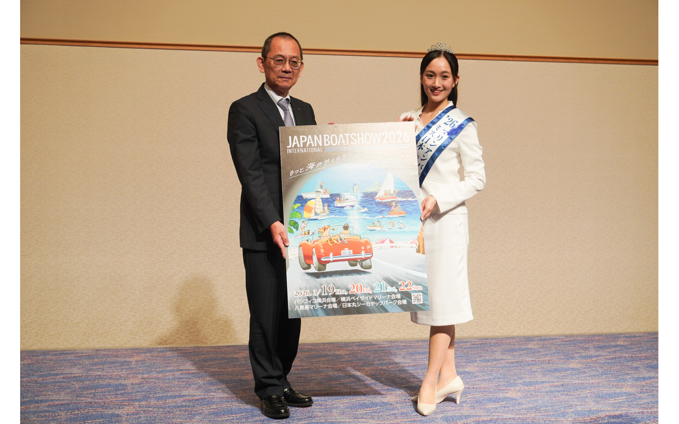 日本マリン事業協会の渡辺克明会長（左）とマリンアンバサダーに就任した野口絵子さん（右）