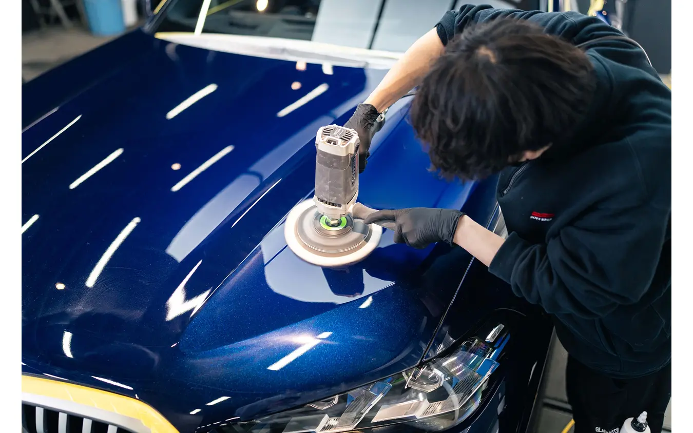 面ごとに状況を見極めて最適なバフ、コンパウンドで磨いていく