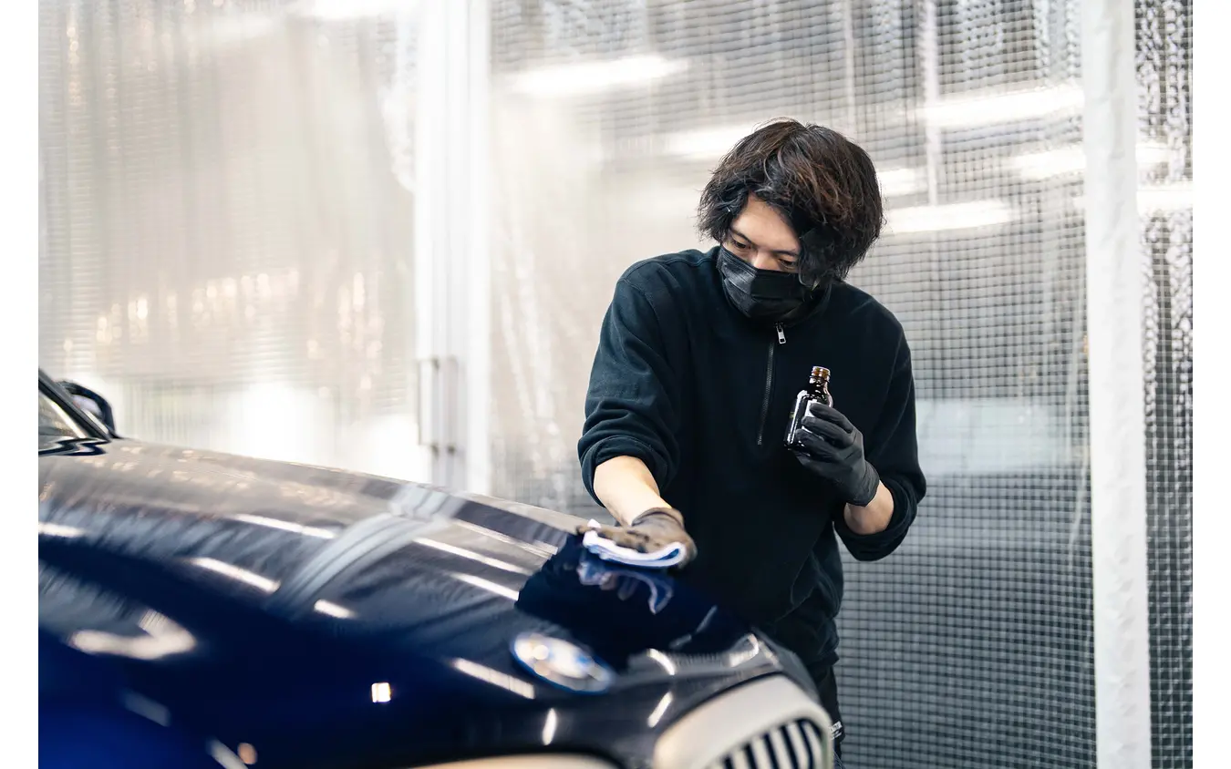 ムラを出さないように手早くクルマ全体に塗り広げていく