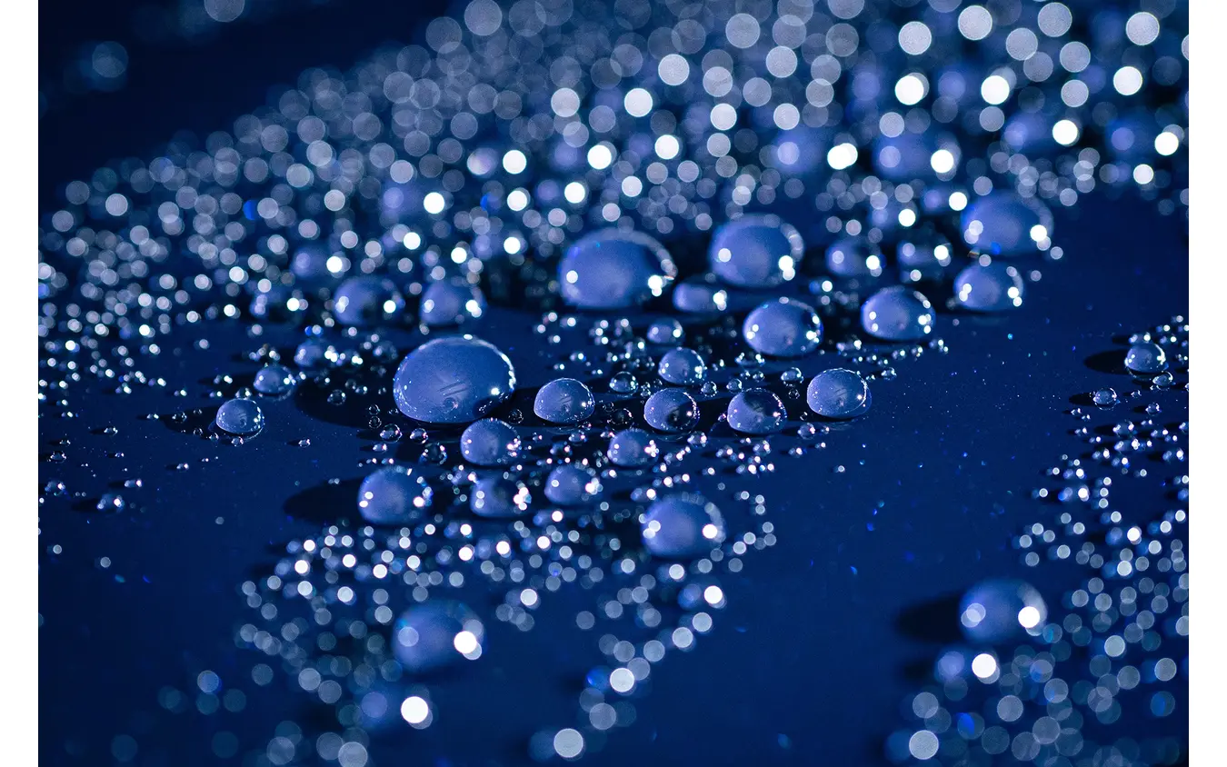 撥水力が非常に高く、水玉の高さに驚かされる