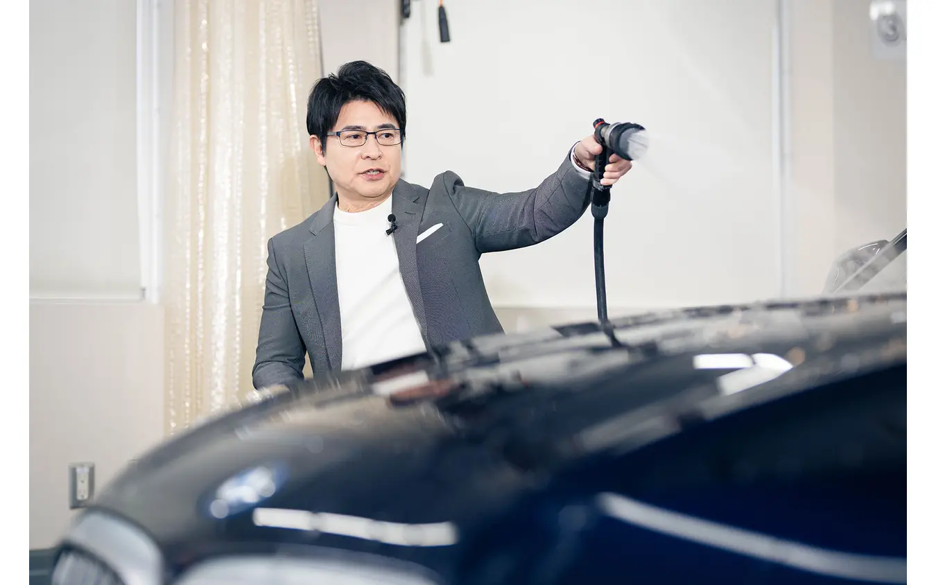 安東氏も流れ落ちていく水流への驚きと楽しさを実感していた