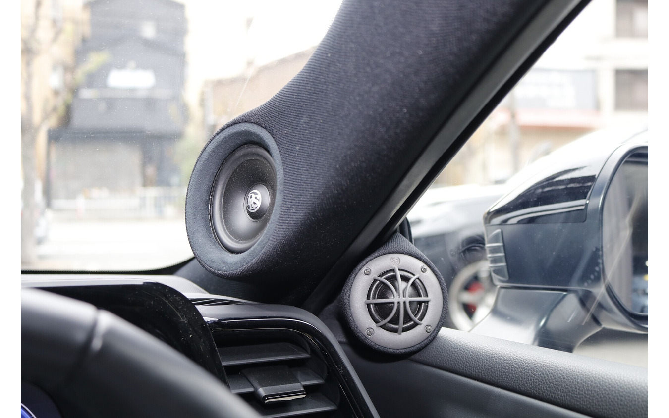 Aピラーにはスマートな加工が施され、スカンジナビア75の周囲をテーパー状に加工＋人口スエードで仕上げる処理を実施した。