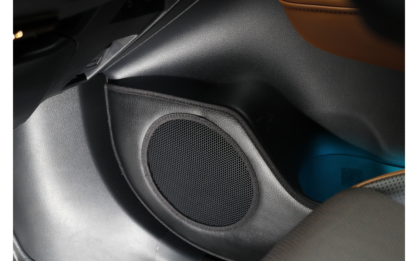 ドアの純正位置にはスカンジナビア165をインストール。レザーのカバーも施すことでドレスアップとプロテクト性アップを狙った。