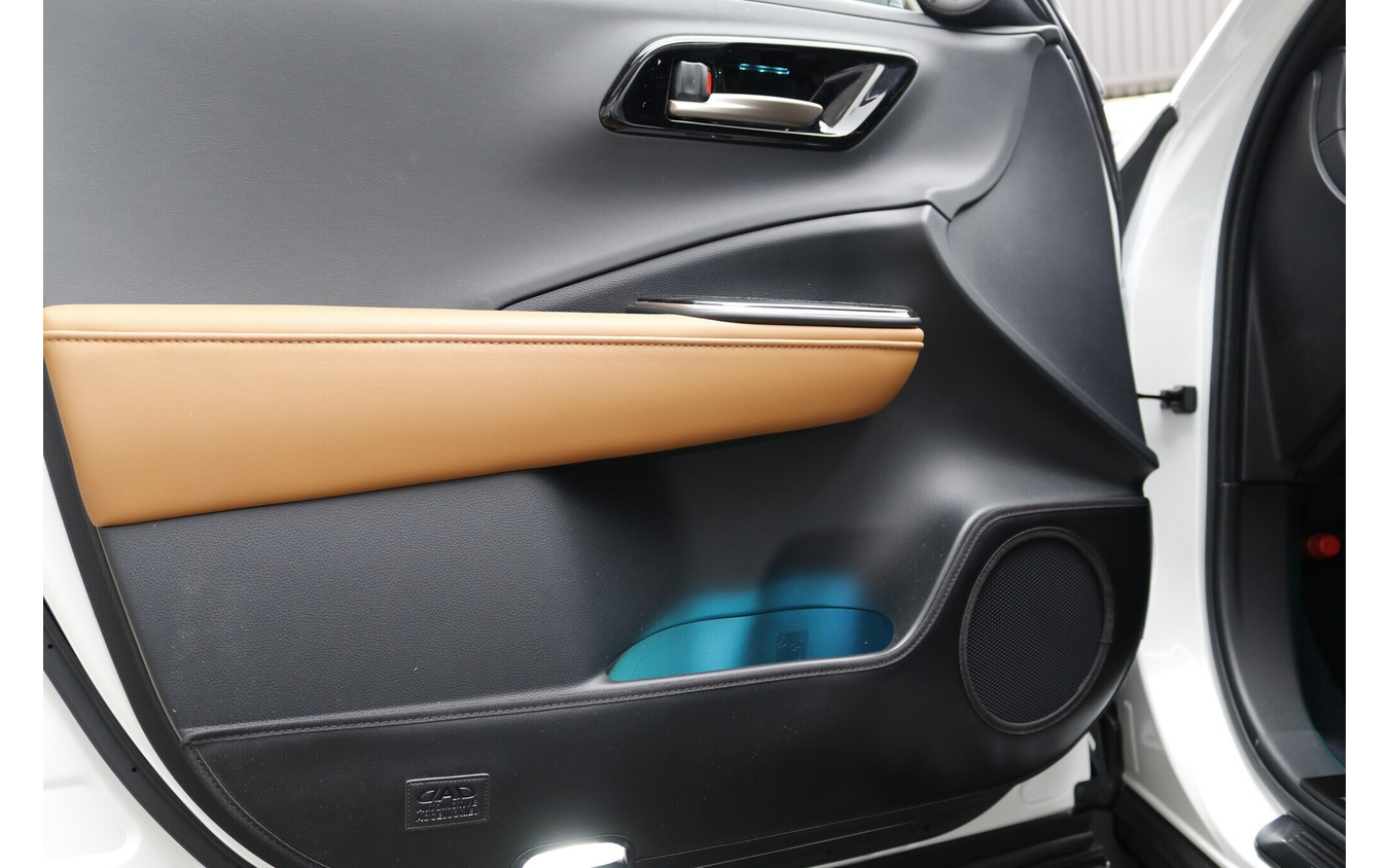 内装の各所にはリゾルトのコントローラーで用いるイルミに合わせてブルーのライティング処理を実施。ドアポケットも淡く輝く。